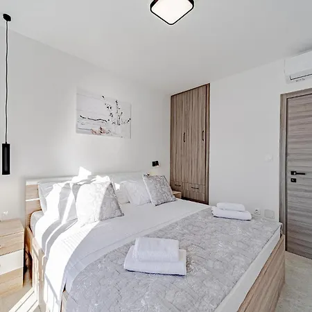 Nice Home In Karbuni With House Sea View * Brnistrova