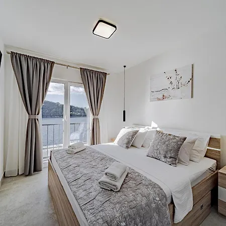 Nice Home In Karbuni With House Sea View Brnistrova
